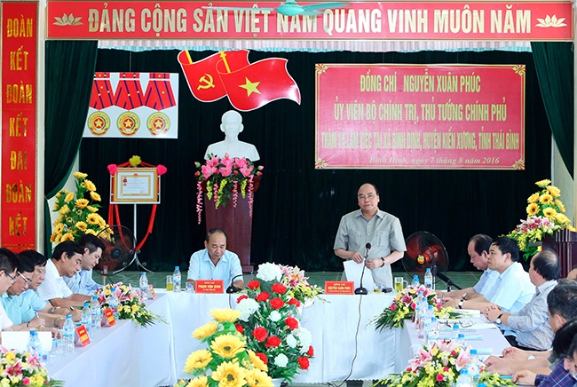 Thủ tướng: Xây dựng nông thôn mới phải phù hợp thực tiễn - 1
Thủ tướng phát biểu trong buổi làm việc tại xã Bình Định, huyện Kiến Xương, tỉnh Thái Bình.