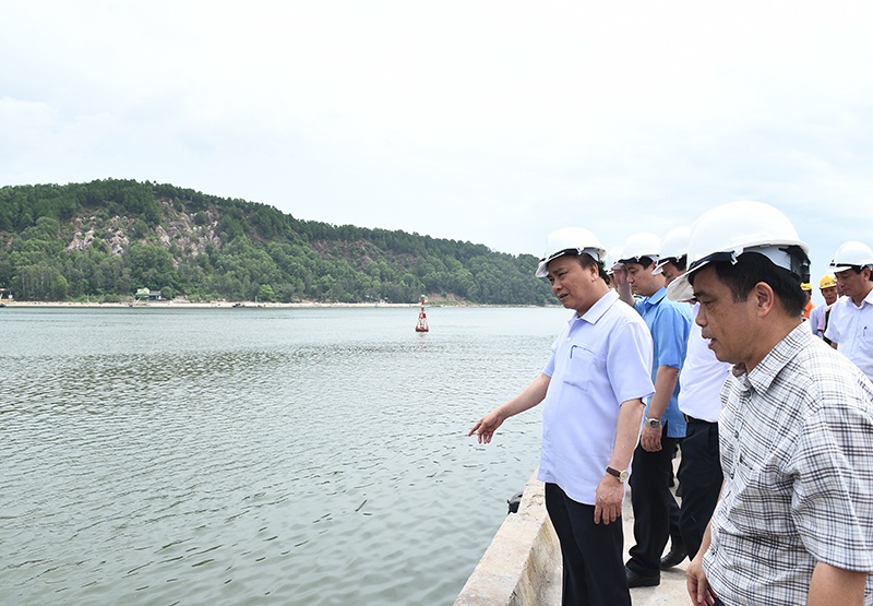 Thủ tướng: Xử lý nghiêm hành vi nhũng nhiễu người dân, doanh nghiệp - 2 Thủ tướng: Xử lý nghiêm hành vi nhũng nhiễu người dân, doanh nghiệp - 2