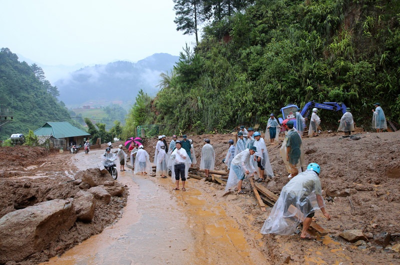 Phó Thủ tướng: Cần lập bản đồ chi tiết khu vực sạt lở đất, lũ quét - 3
Sạt lở đất chặn nhiều tuyến đường, vùi lấp nhiều nhà dân ở Yên Bái.