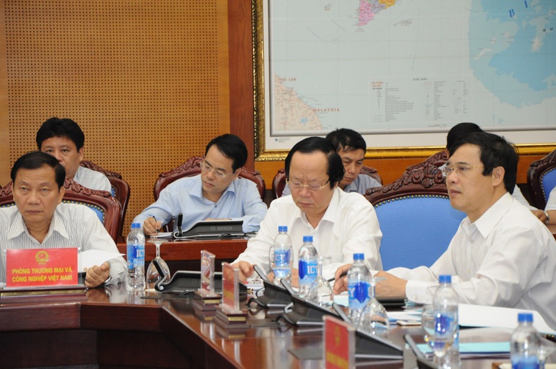 Thủ tướng phê bình cán bộ vô trách nhiệm trong vụ Formosa - 1 Lãnh đạo các bộ, ngành tham gia cuộc họp. Được biết, chưa bao giờ, số lượng, thành phần các đơn vị dự họp Chính phủ lớn như vậy. Tính tới các điểm cầu ở địa phương, có khoảng 2000 cán bộ tham dự nội dung này sáng nay.