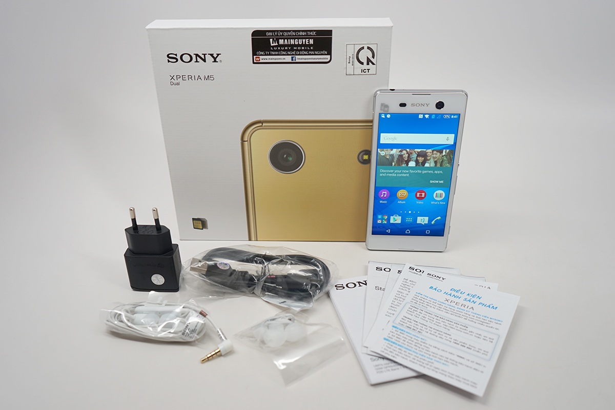 Toàn bộ phụ kiện đi kèm máy: sạc, cáp, tai nghe và sách hướng dẫn