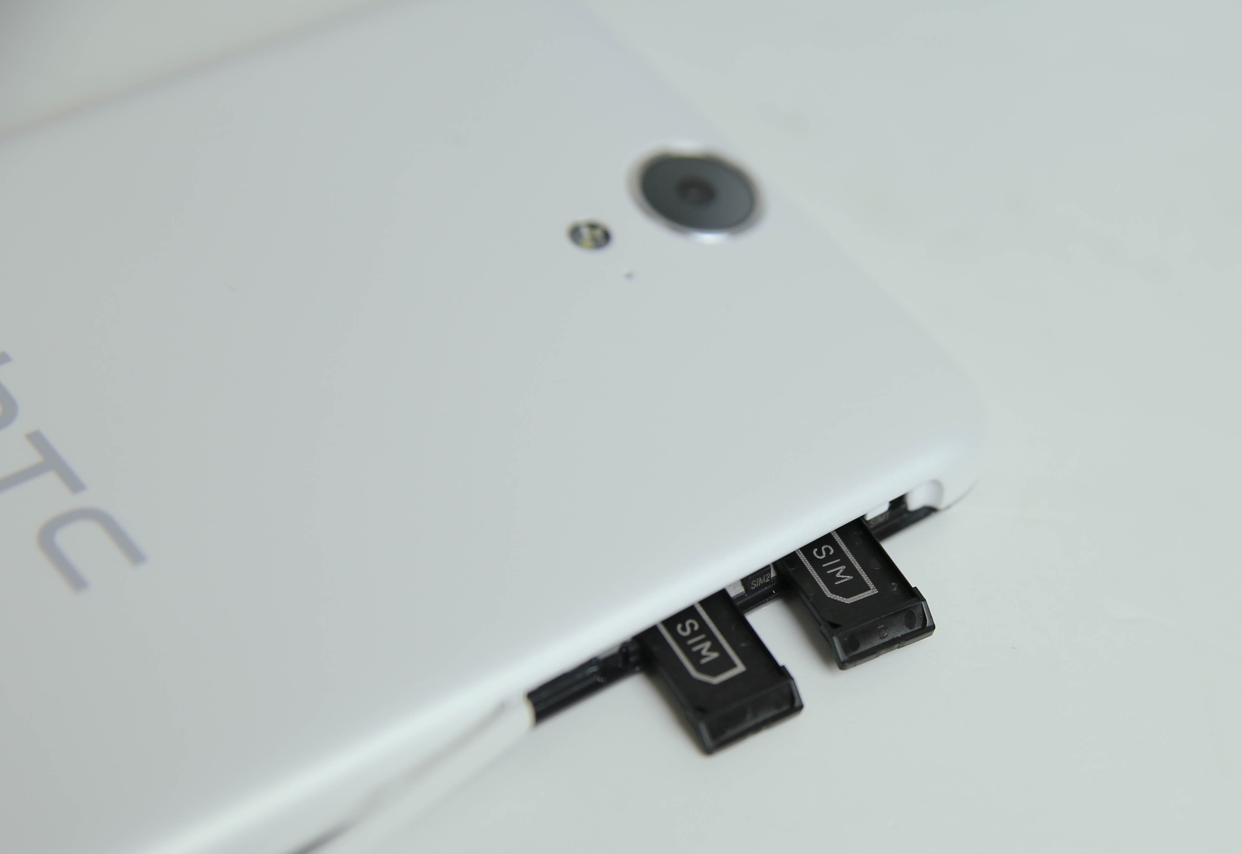 Đập hộp HTC One E9 Dua SIM chính hãng tại Việt Nam - 9 Máy trang bị 2 khe thẻ SIM microSIM