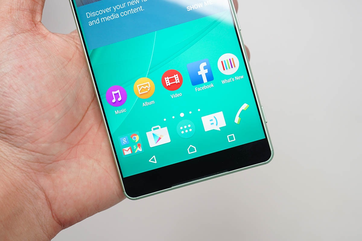Đập hộp Xperia C5 Ultra giá 7,9 triệu đồng tại Việt Nam - 5 Tuy nhiên, hạn chế duy nhất là 2 cạnh viền màn hình trên và dưới lại khá dày. 3 phím bấm điều hướng dời vào bên trong màn hình, chiếm thêm diện tích hiển thị của màn hình