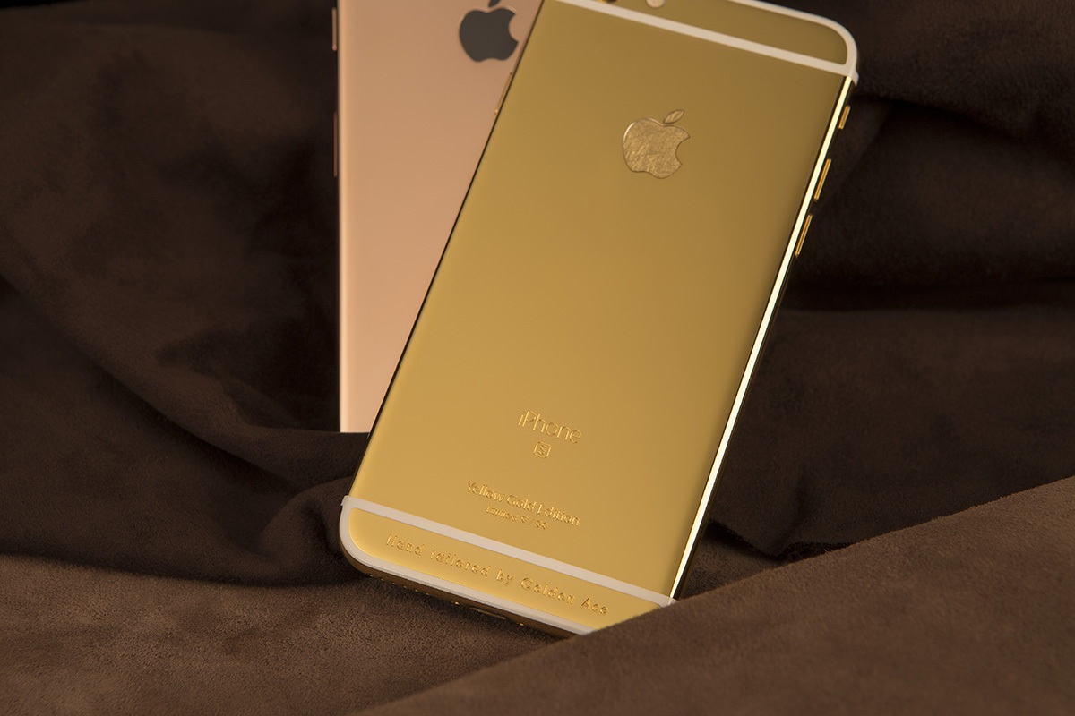 Cận cảnh iPhone 6S và 6S Plus vàng chanh và hồng được chế tác tại Việt Nam - 3 Điểm để phân biệt bằng mắt thường đó là chữ S được in ở phía dưới dòng chữ iPhone. Theo nhà chế tác, thông tin của chiếc máy được khắc sâu bằng kỹ thuật khắc cơ khí chuẩn xác.