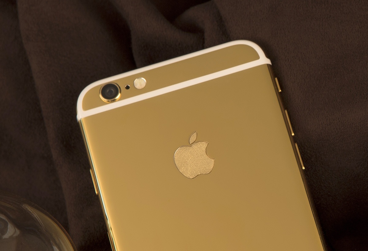Cận cảnh iPhone 6S và 6S Plus vàng chanh và hồng được chế tác tại Việt Nam - 5 Riêng phiên bản vàng chanh, logo “táo cắn dỡ” của chiếc iPhone 6S nguyên bản bằng thép không gỉ nhuộm màu được thay thế bằng logo vàng thật 18K nguyên khối được xử lý mài xước thủ công.