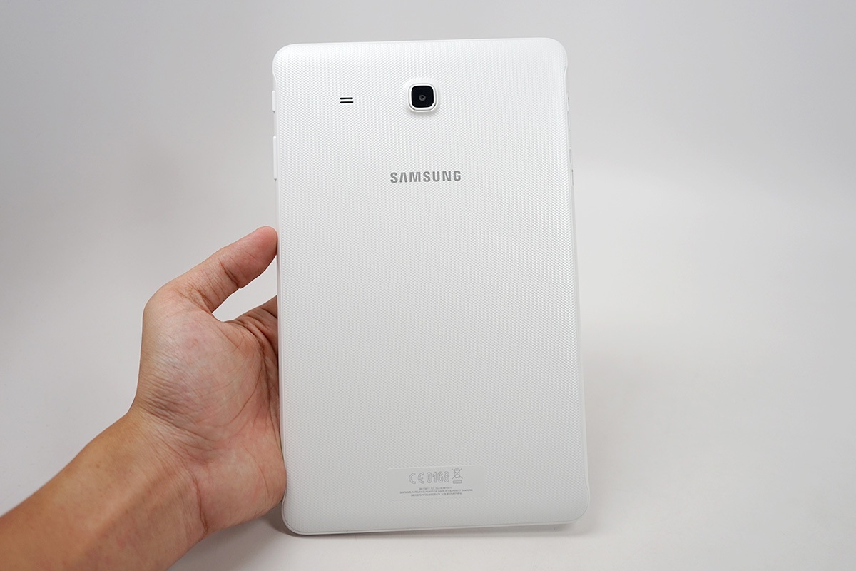 Đập hộp Samsung Galaxy Tab E chính hãng tại Việt Nam - 10 Mặt sau với chất liệu nhựa được thiết kế với vân nổi chống bám bẩn