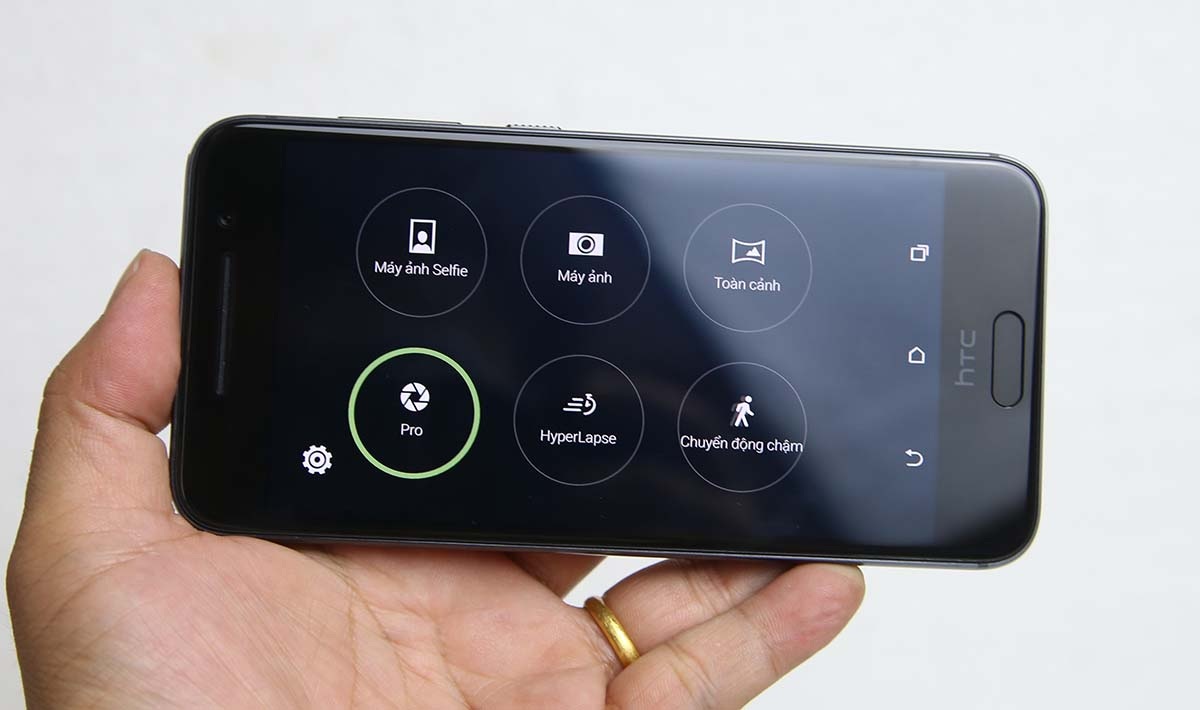 Đi cạnh đó là camera có sự quay lại của hệ thống chống rung quang học OIS