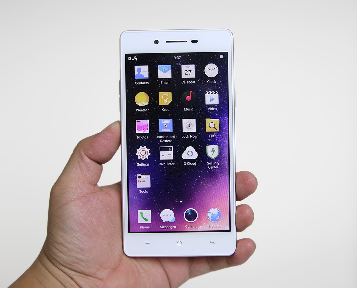Mặt trước máy dùng màn hình 5 inch độ phân giải 960x540 pixel và khởi chạy Android 5.1