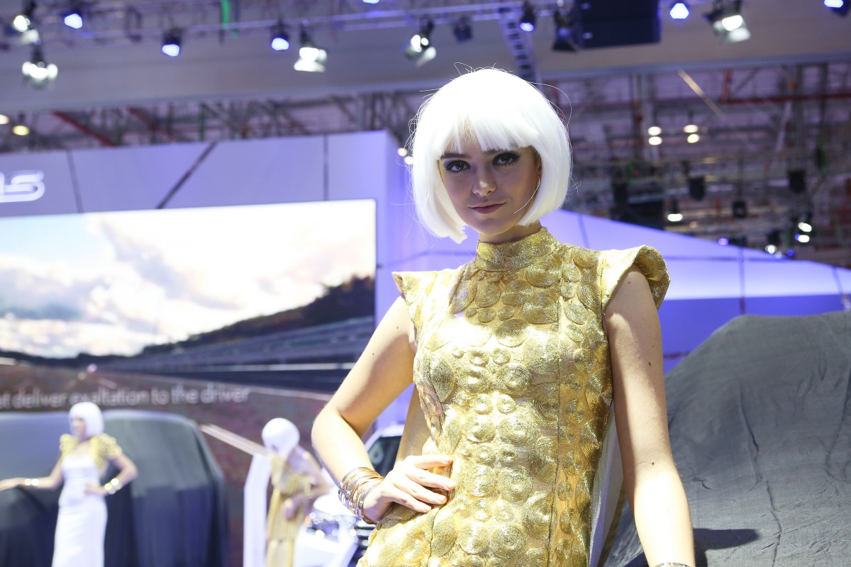 Ngắm dàn chân dài tại Vietnam Motor Show 2015 - 19