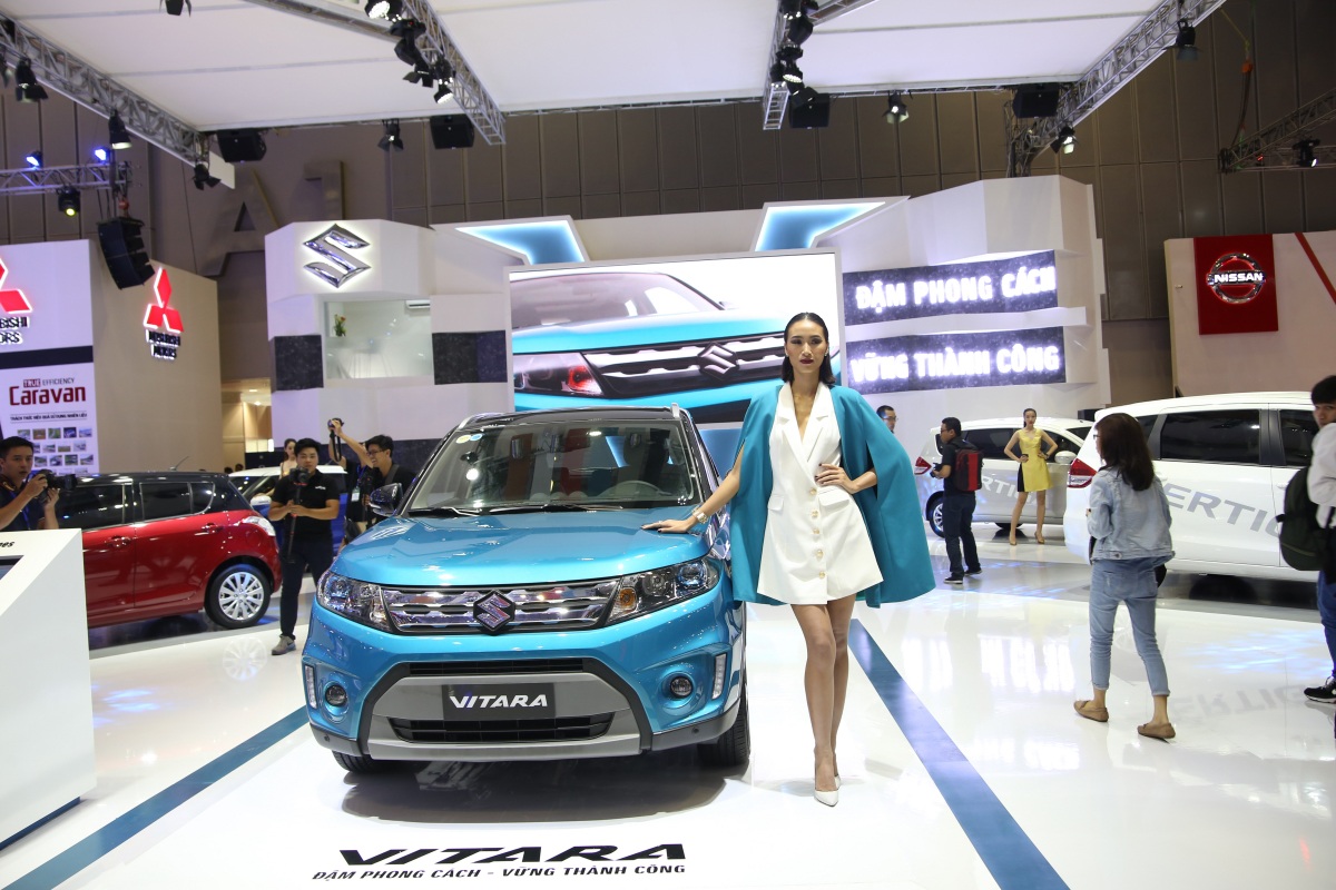 Ngắm dàn chân dài tại Vietnam Motor Show 2015 - 17