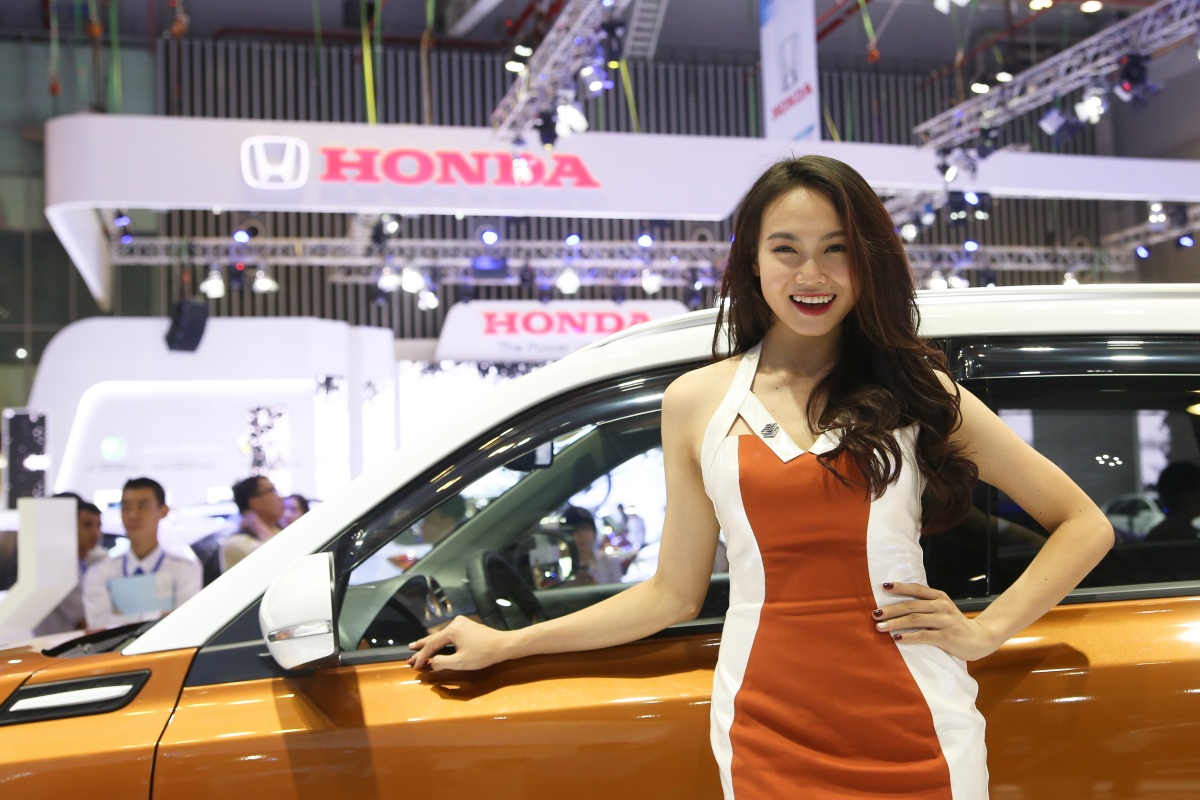 Ngắm dàn chân dài tại Vietnam Motor Show 2015 - 21