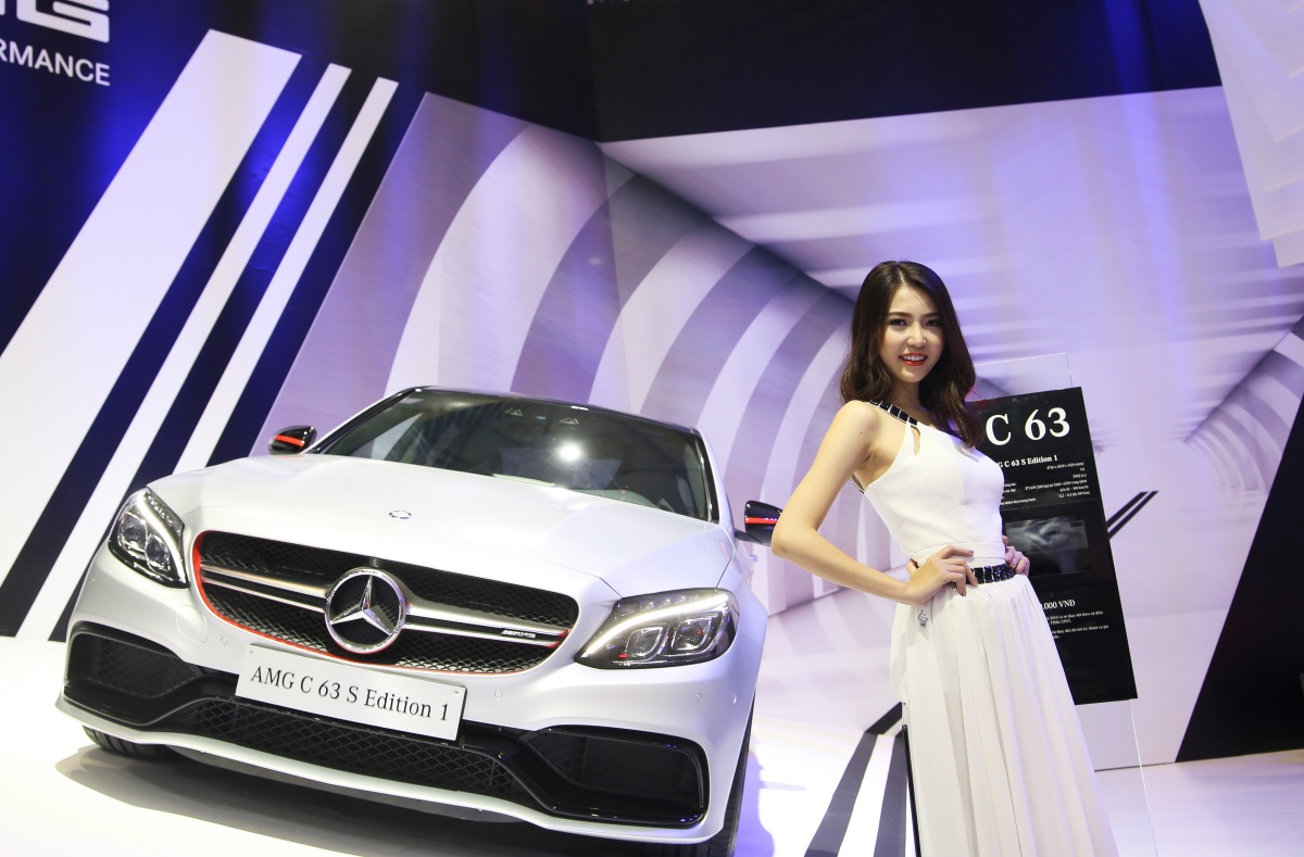 Ngắm dàn chân dài tại Vietnam Motor Show 2015 - 23