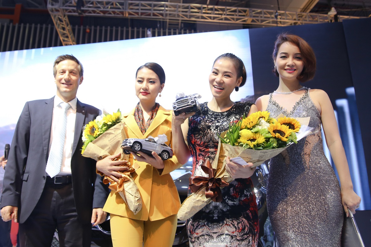 Ngắm dàn chân dài tại Vietnam Motor Show 2015 - 14