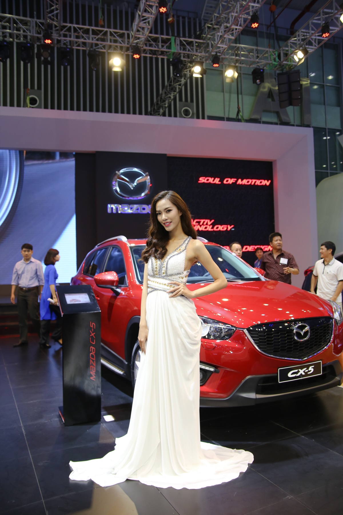 Ngắm dàn chân dài tại Vietnam Motor Show 2015 - 7