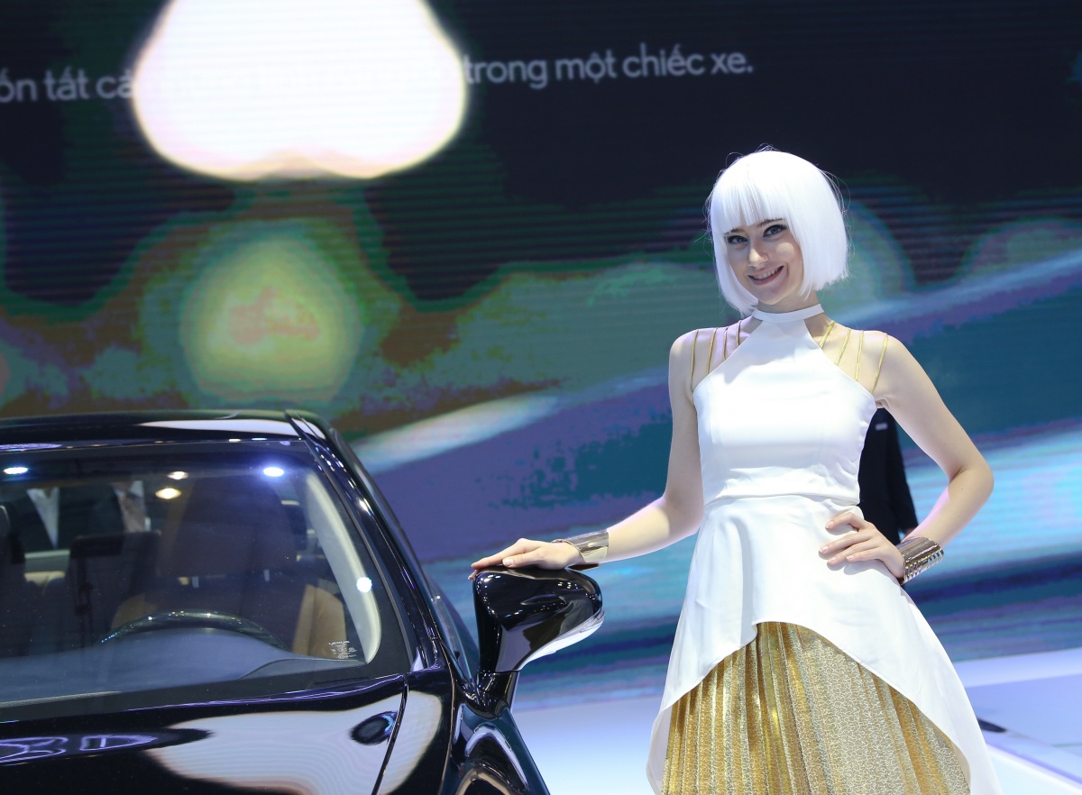 Ngắm dàn chân dài tại Vietnam Motor Show 2015 - 18