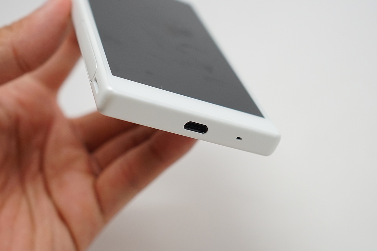 Đập hộp Sony Xperia Z5 Compact chính hãng tại Việt Nam - 11 Cạnh dưới là cổng sạc và microphone