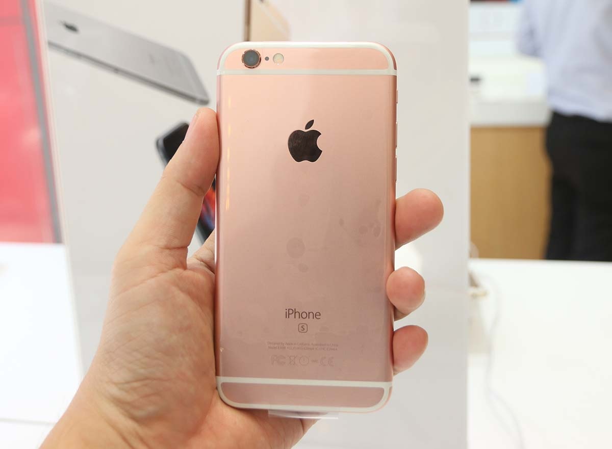 Mặt sau khác biệt với dòng chữ S nằm phía dưới chữ iPhone