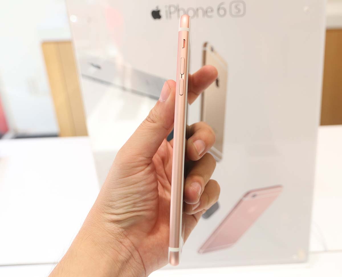 Cạnh trái là vị trí phím âm lượng và nút gạt chuyển chế độ