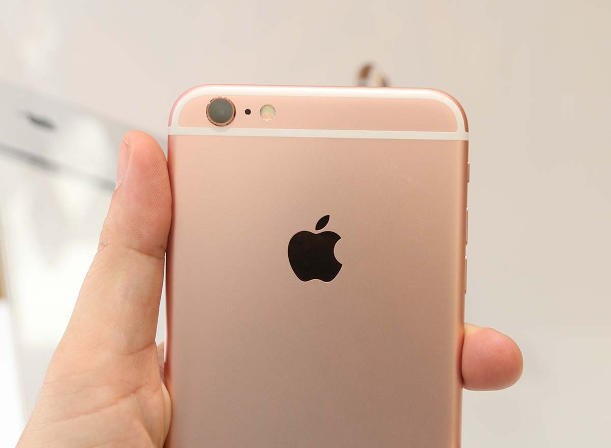 Camera chính của máy cũng đã có sự thay đổi với một camera iSight mới, cảm biến 12 MP, cao hơn con số 8 MP ở iPhone 6.