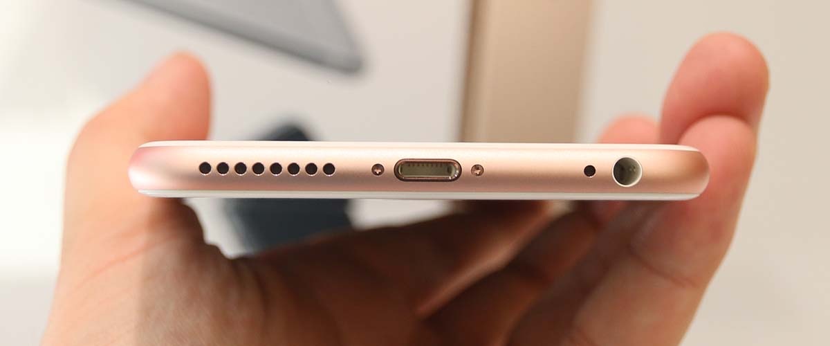 Cạnh dưới là cổng sạc, loa ngoài, microphone và ngõ ra âm thanh