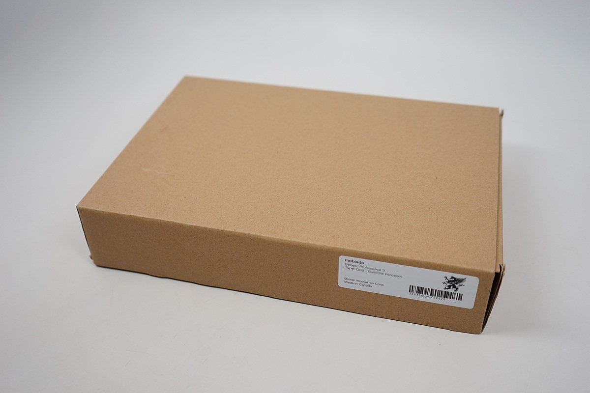 Đập hộp điện thoại Mobiado Pro 3GCB Guilloche Porcelain tại Việt Nam - 2 Hộp đựng bên ngoài của máy