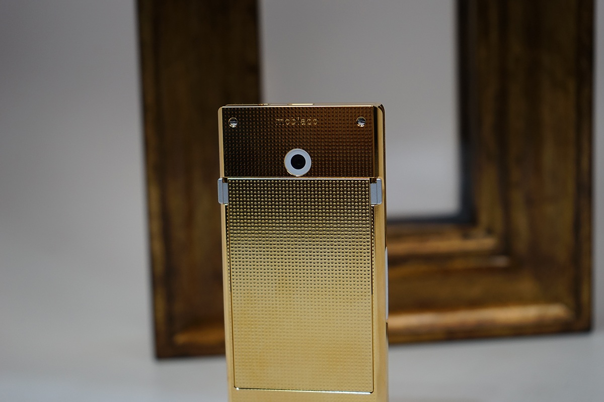 Đập hộp điện thoại Mobiado Pro 3GCB Guilloche Porcelain tại Việt Nam - 12 Phía trên là camera 3,2 MP