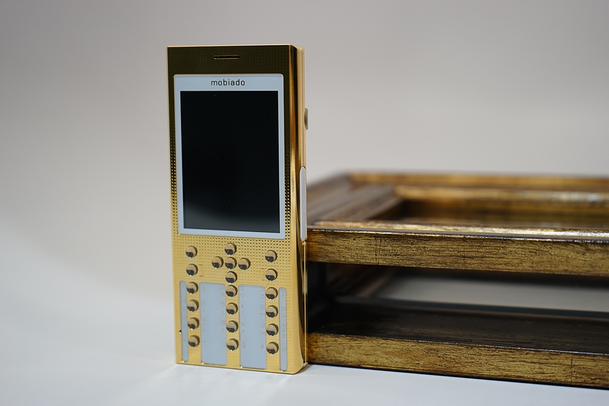 Đập hộp điện thoại Mobiado Pro 3GCB Guilloche Porcelain tại Việt Nam - 7 Thân máy được làm từ đồng nguyên chất và mạ vàng 24K