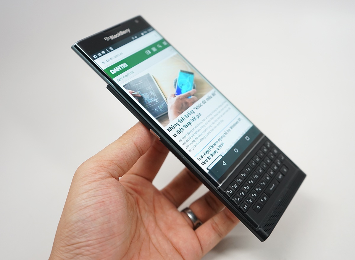 Khi trượt lên sẽ là một dãy phím Qwerty 4 hàng quen thuộc của Blackberry