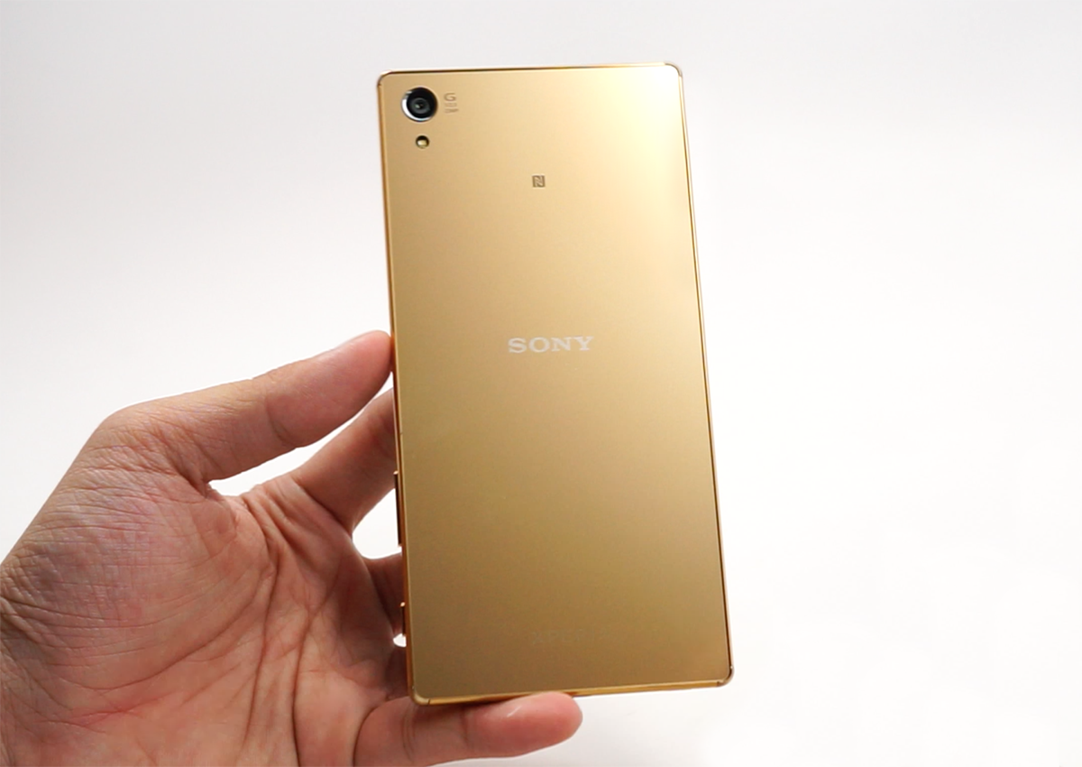 Đập hộp Xperia Z5 Premium chính hãng tại Việt Nam - 5 Mặt sau màu vàng với lớp thiết kế nhám mịn, chống bám bẩn