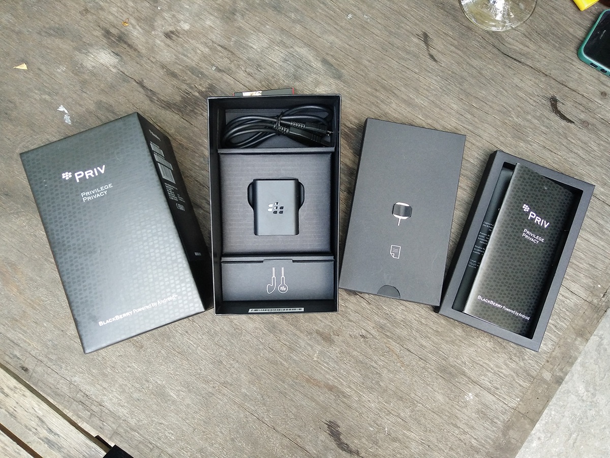 Blackberry Priv xách tay đầu tiên về Việt Nam - 2 Toàn bộ phụ kiện đi kèm máy