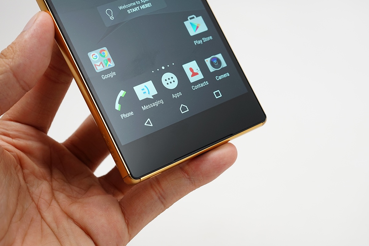 Máy có viền màn hình khá dày, 3 phím bấm điều hướng được dời vào màn hình