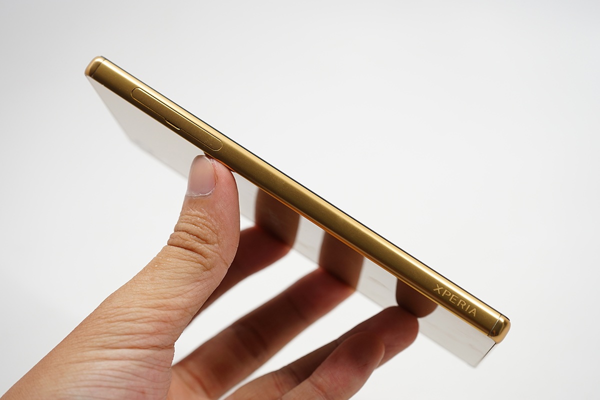 Cạnh bên trái của máy là nơi đặt khe cắm thẻ SIM và thẻ nhớ