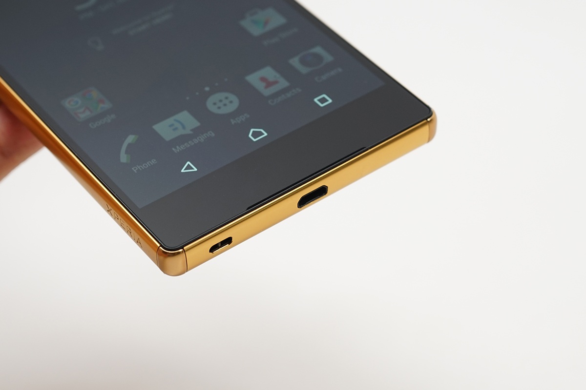 Cạnh dưới là cổng sạc, microphone và khe để gắn dây đeo