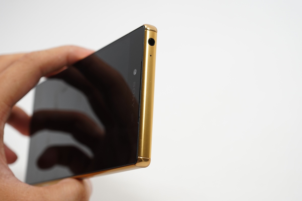 Cạnh trên là ngõ ra âm thanh và micro phụ