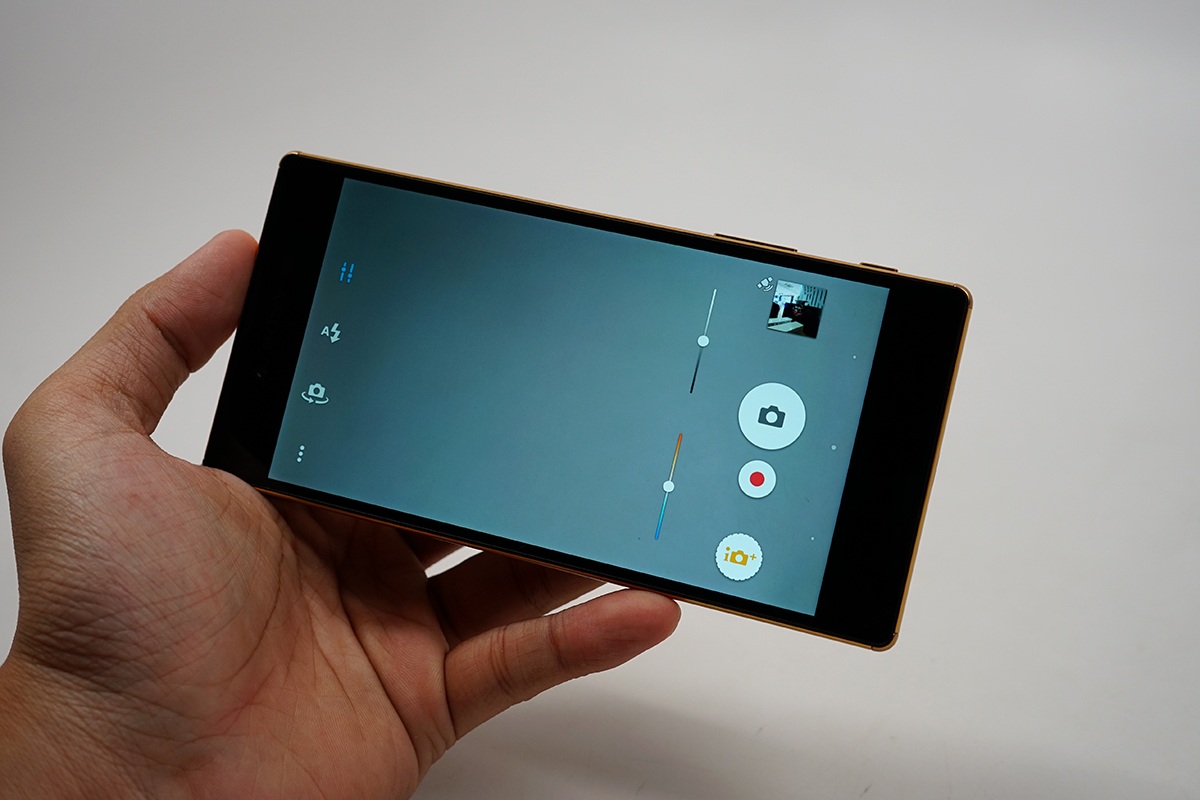 Cho khả năng lấy nét siêu nhanh 0,03 giây.