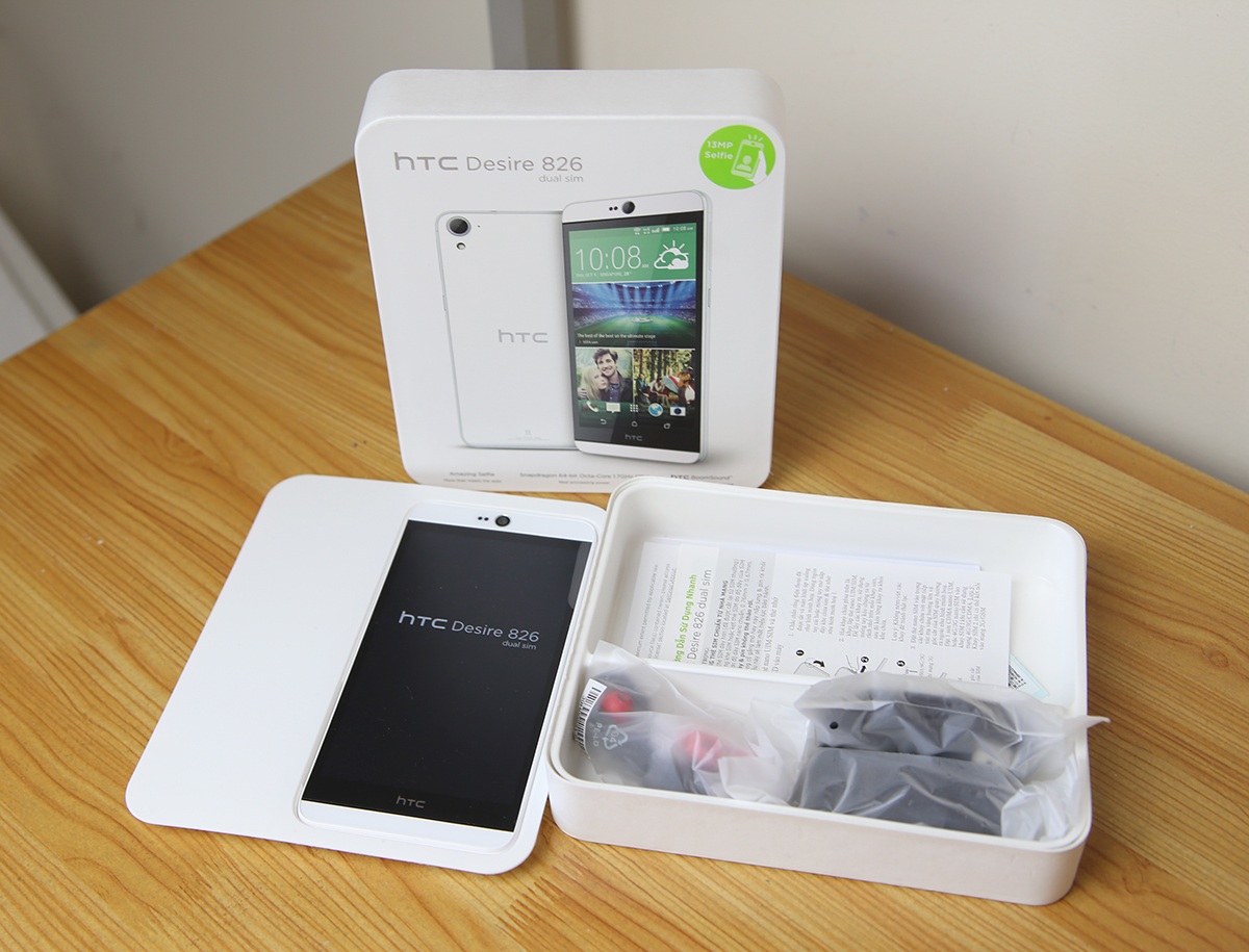 Toàn bộ phụ kiện đi kèm máy, gồm: sạc, cáp và tai nghe