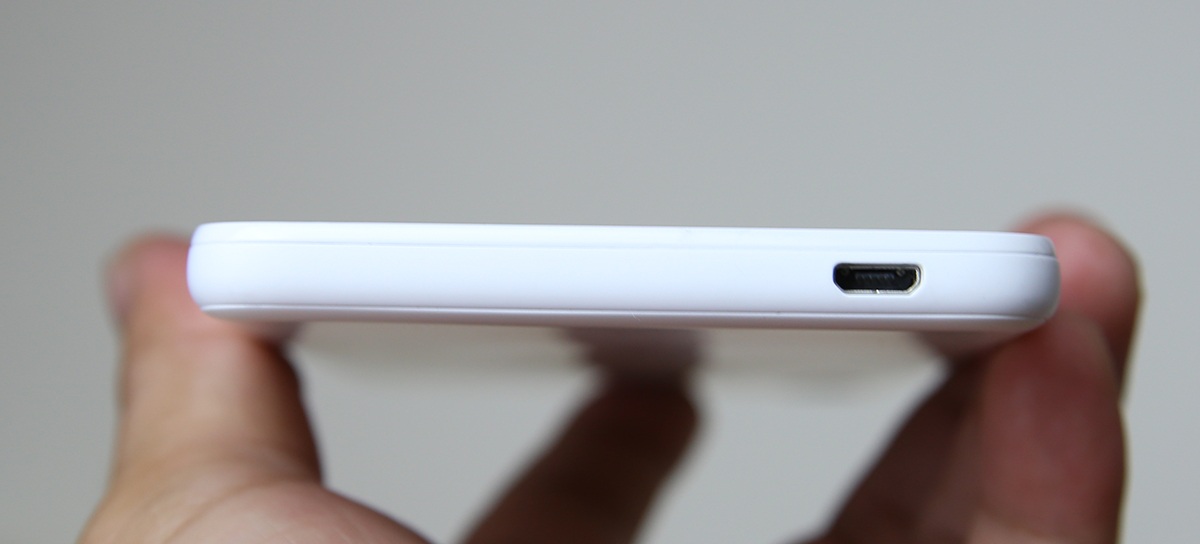 Cạnh dưới là cổng sạc