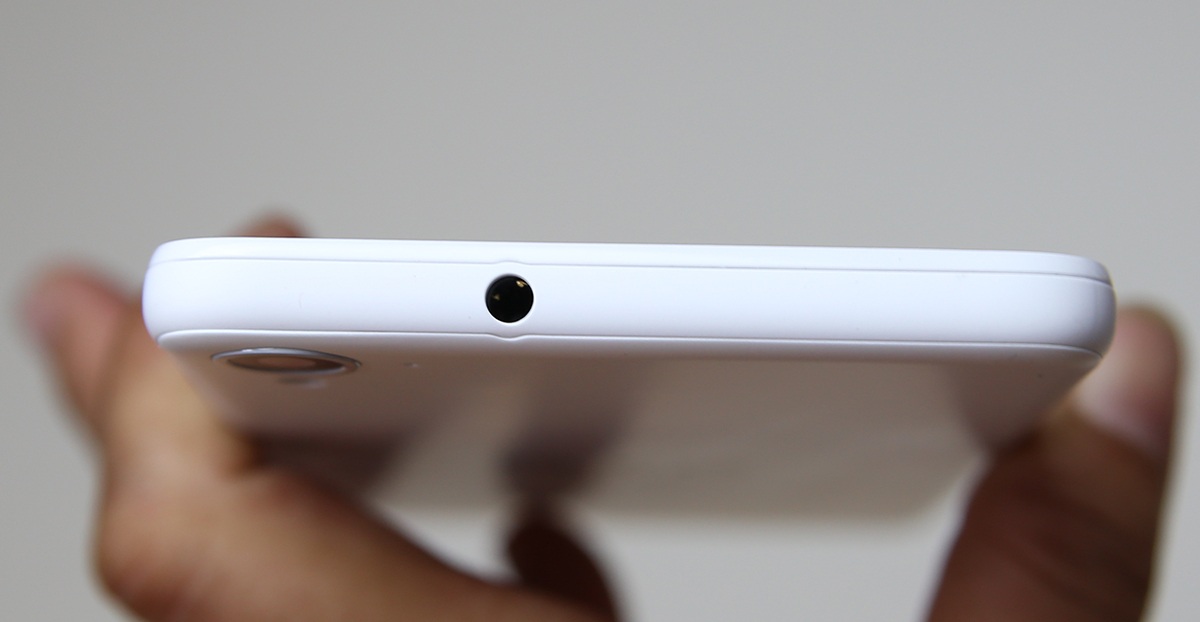 Cạnh trên là ngõ ra âm thanh