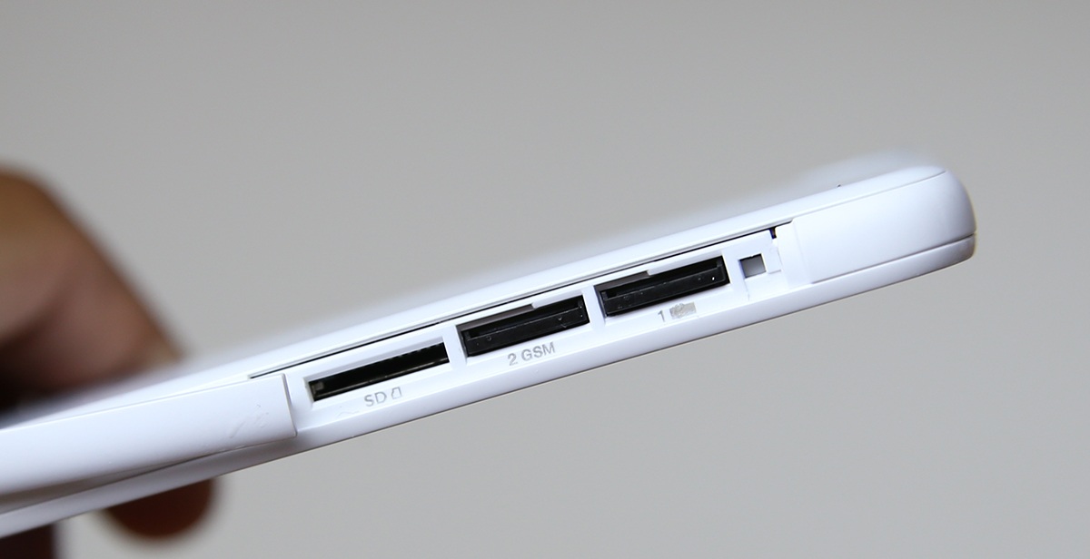 Máy có 2 khe cắm thẻ SIM và thẻ nhớ 