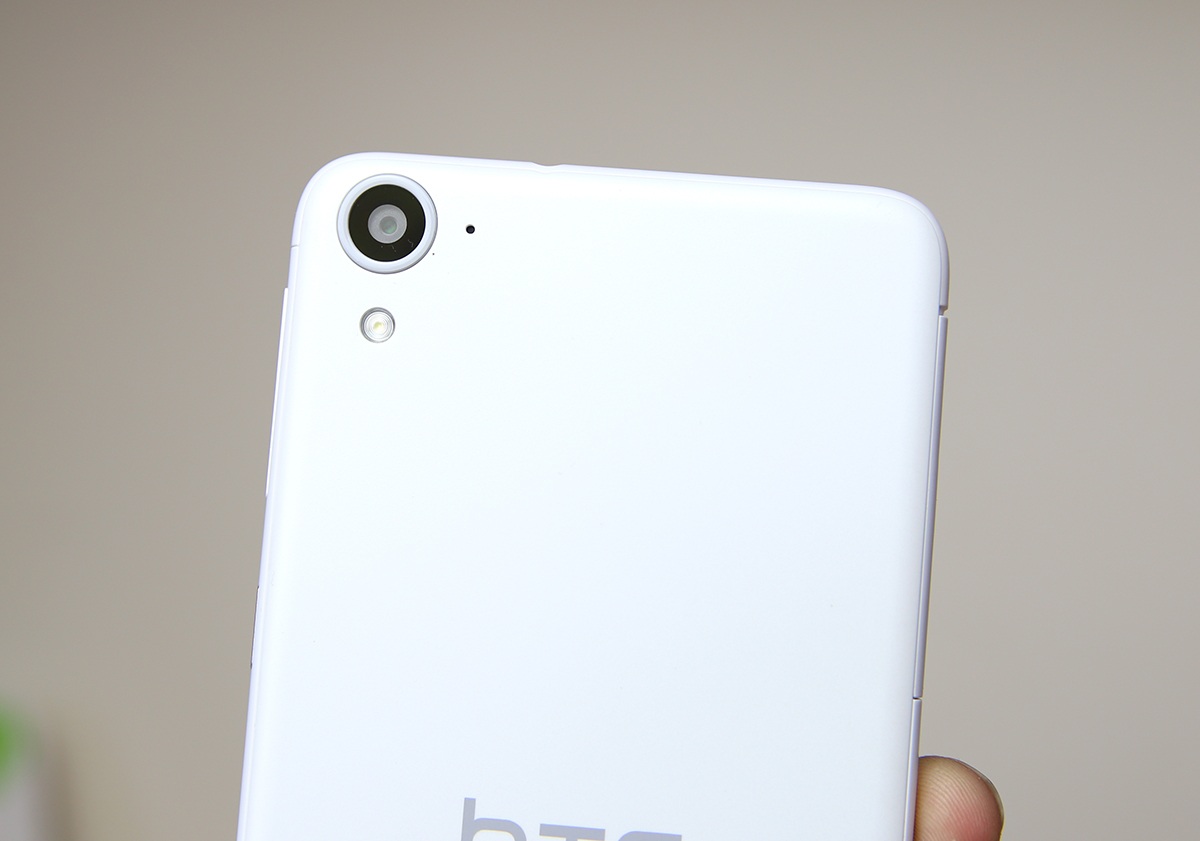 Mặt sau với camera chính 13 MP và tích hợp đèn flash trợ sáng