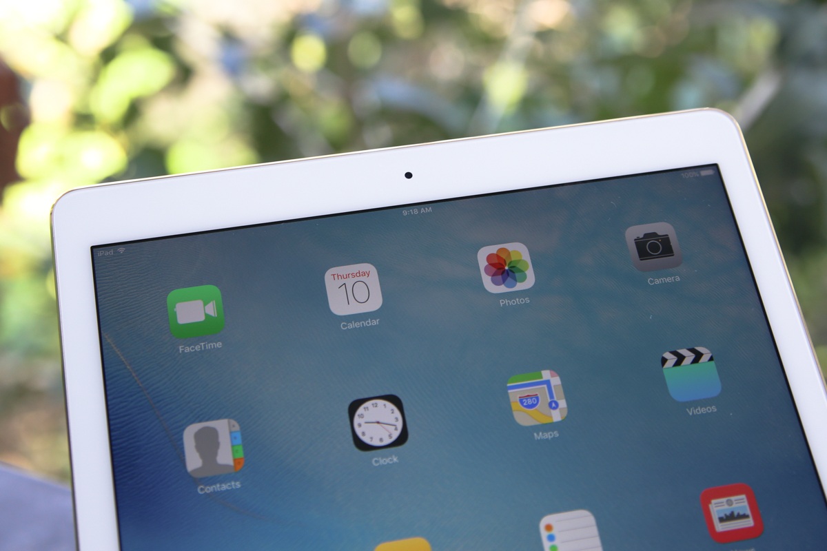 Đập hộp iPad Pro chính hãng giá 19,9 triệu đồng tại Việt Nam - 6 Phía trên là một camera Facetime HD