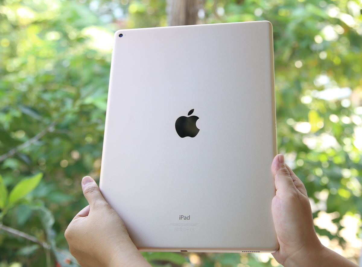 Đập hộp iPad Pro chính hãng giá 19,9 triệu đồng tại Việt Nam - 8 Mặt sau của máy được thiết kế tựa các phiên bản trước đó