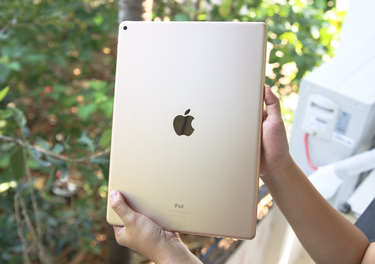Đập hộp iPad Pro chính hãng giá 19,9 triệu đồng tại Việt Nam - 9 Kích thước quá lớn buộc người dùng phải sử dụng bằng 2 tay