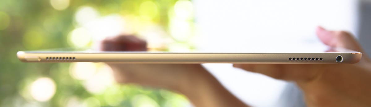 Đập hộp iPad Pro chính hãng giá 19,9 triệu đồng tại Việt Nam - 13 Cạnh dưới là 2 loa ngoài, sạc pin. Trong khi cạnh trên cũng là vị trí của 2 loa ngoài, nút nguồn và ngõ ra âm thanh