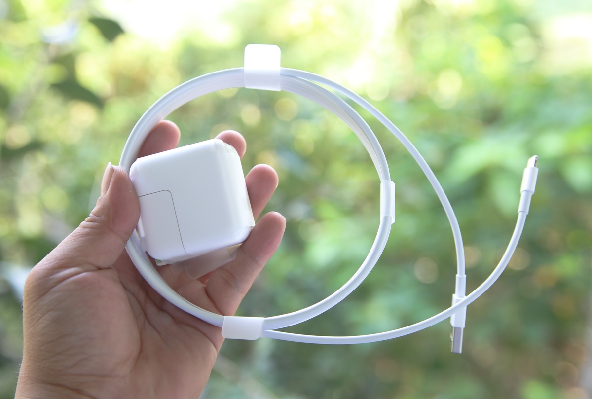 Đập hộp iPad Pro chính hãng giá 19,9 triệu đồng tại Việt Nam - 4 Cáp sạc đi kèm máy