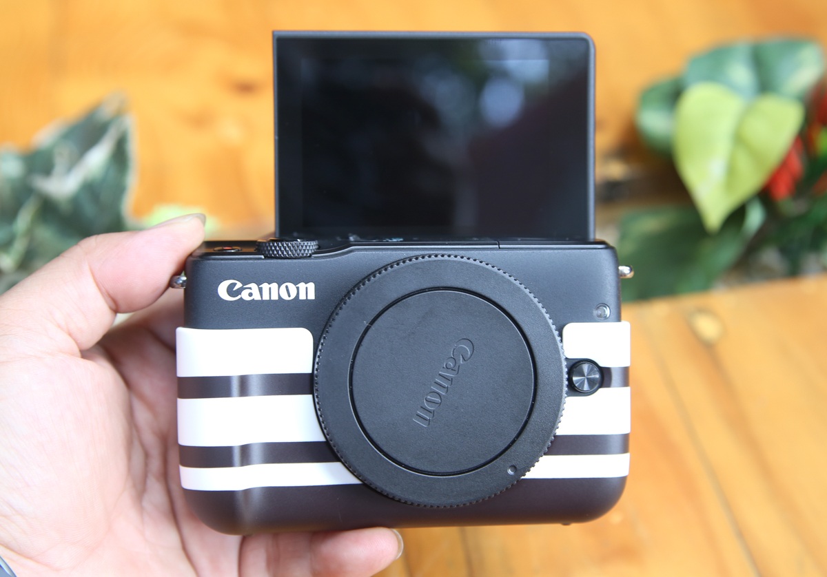 Cận cảnh EOS M10 vừa lên kệ thị trường Việt với giá 12,2 triệu đồng - 11 Khi bán ra tại Việt Nam, Canon tặng kèm một ốp lưng màu khá độc đáo