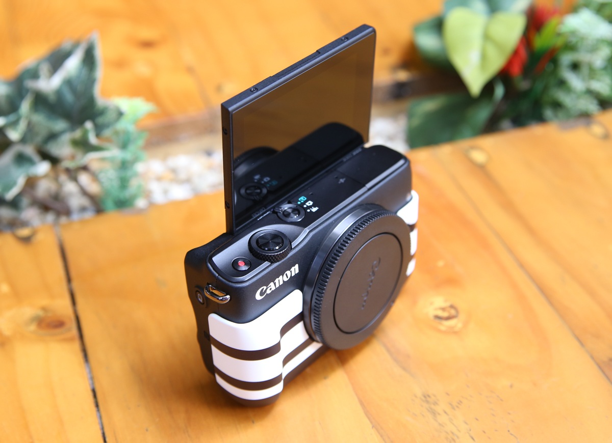 Cận cảnh EOS M10 vừa lên kệ thị trường Việt với giá 12,2 triệu đồng - 10 Màn hình của máy có thể lật 180 độ
