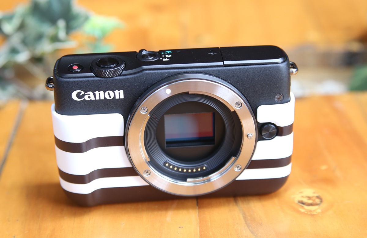 Cận cảnh EOS M10 vừa lên kệ thị trường Việt với giá 12,2 triệu đồng - 12 Máy dùng cảm biến APS-C CMOS 18 MP đi cùng là hệ thống lấy nét tự động tốc độ cao Hybrid CMOS AF II