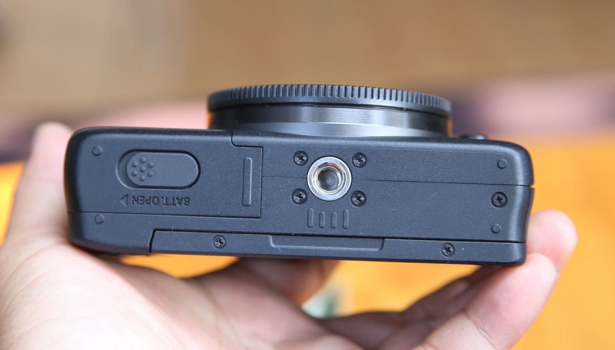 Cận cảnh EOS M10 vừa lên kệ thị trường Việt với giá 12,2 triệu đồng - 4 Cạnh dưới là nơi đặt của Pin