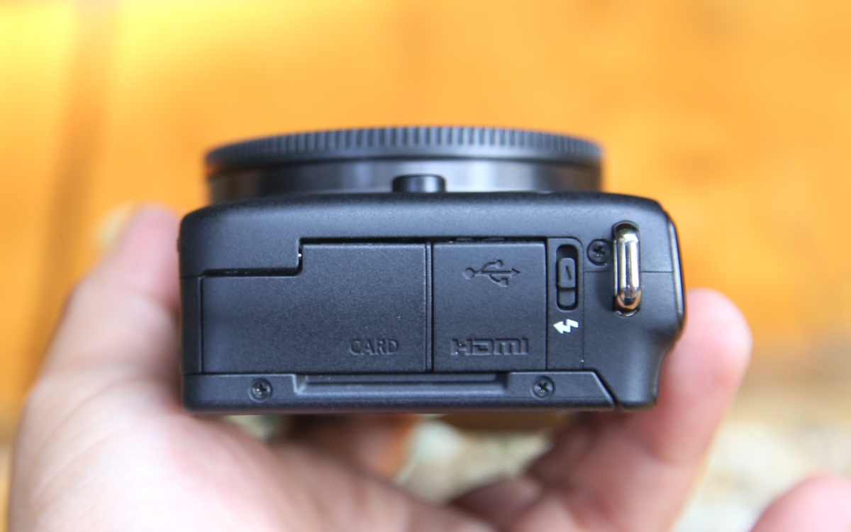 Cận cảnh EOS M10 vừa lên kệ thị trường Việt với giá 12,2 triệu đồng - 8 Cạnh trái là HDMI, bật đèn flash và khe thẻ nhớ